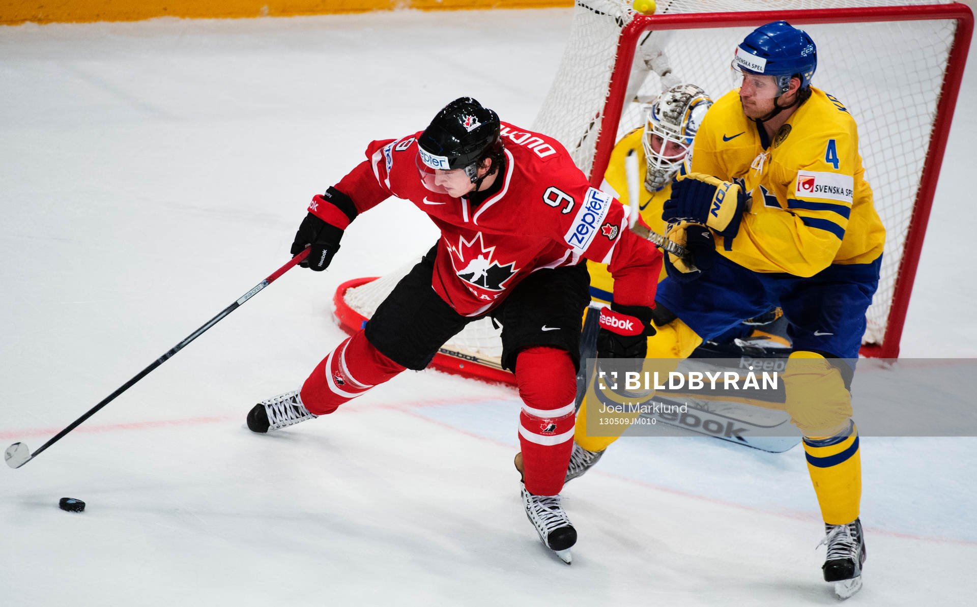Kanadas Matt Duchene utmanar Sveriges Staffan Kronwall i