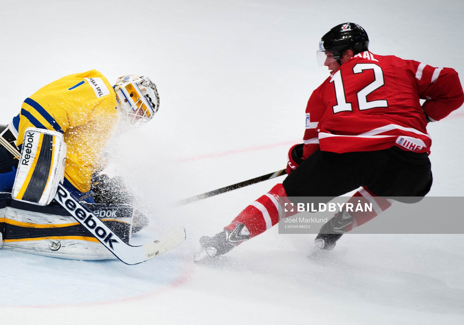 Sveriges målvakt Jhonas Enroth motar ett friläge från