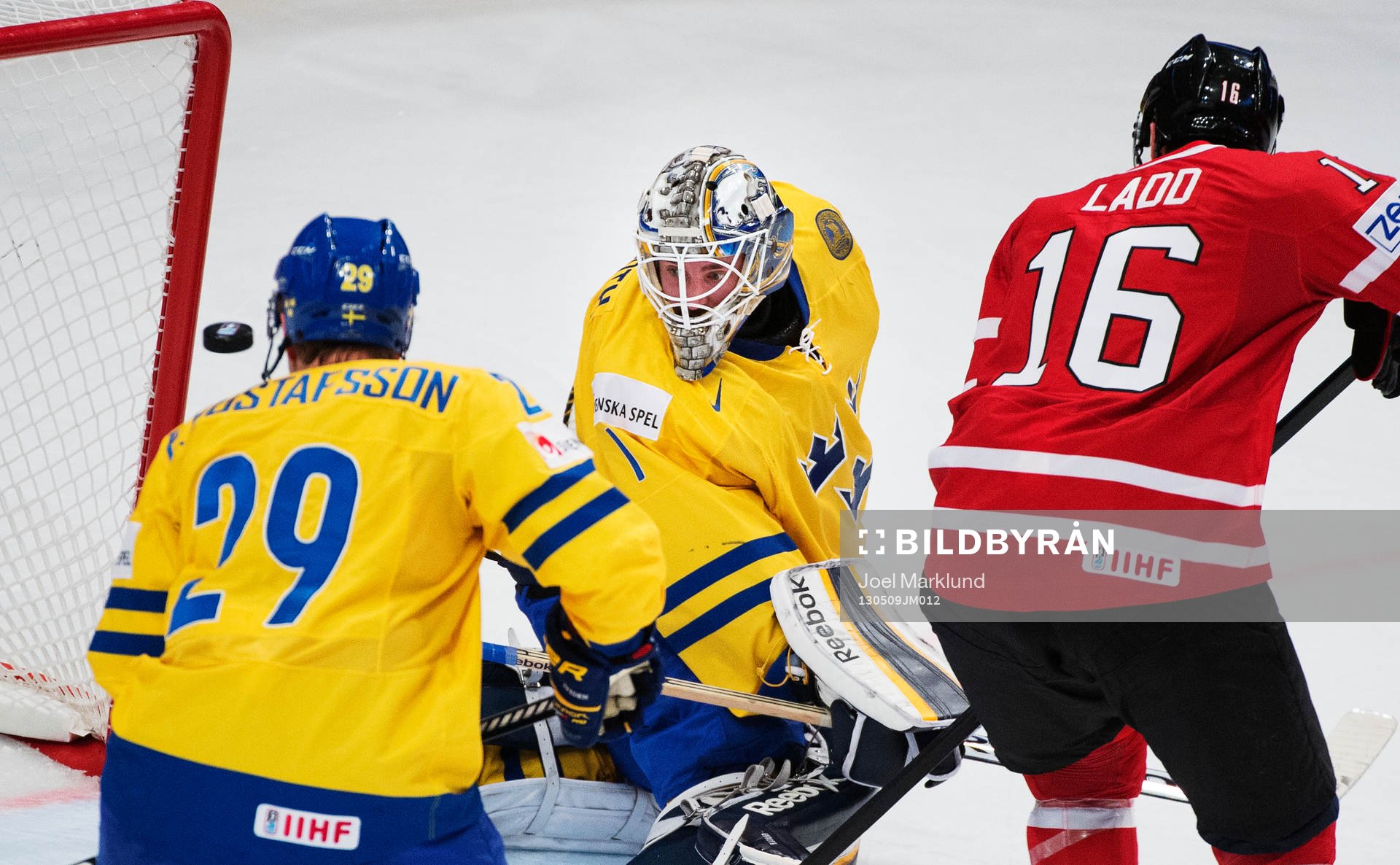 Pucken går förbi precis sveriges målvakt Jhonas Enroth