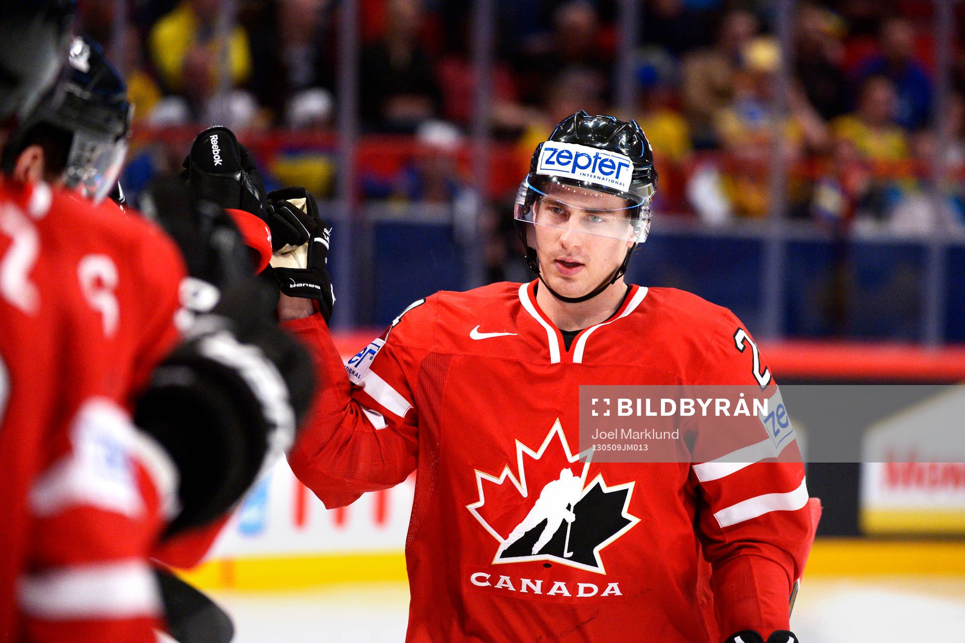 Kanadas Luke Schenn gratuleras till sitt 0-2 mål i matchen