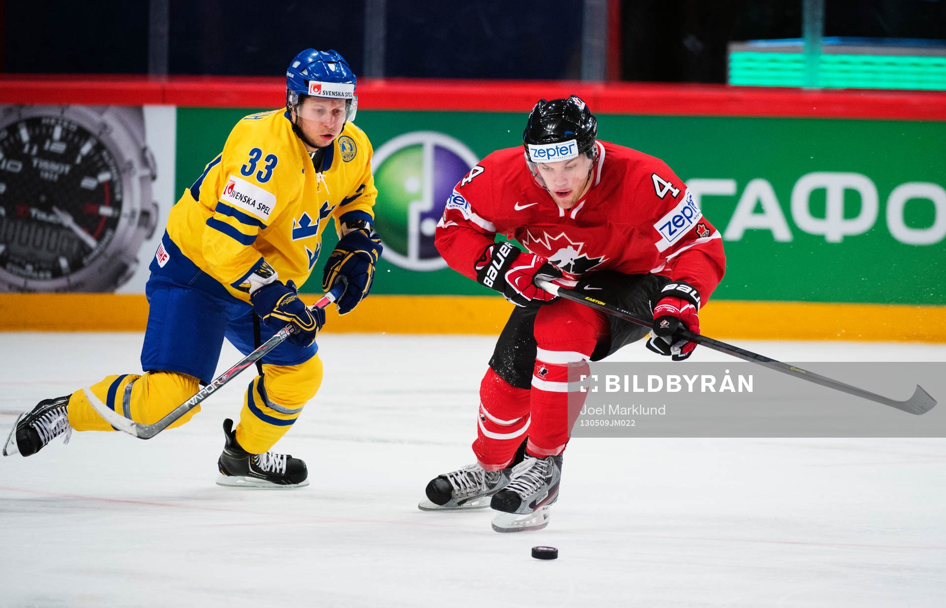 Sveriges Elias Fälth och Kanadas Taylor Hall i matchen