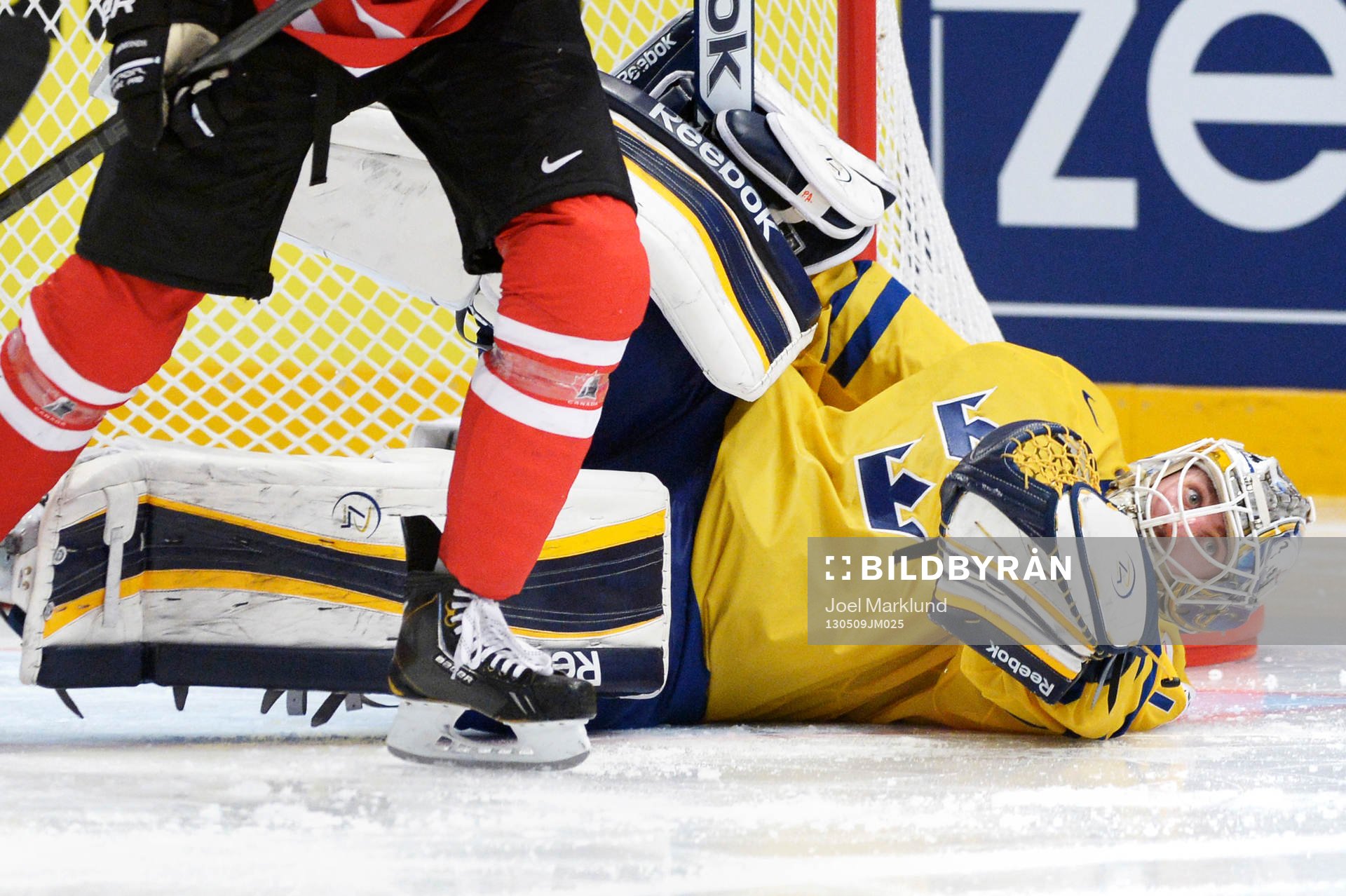 Sveriges Jhonas Enroth ligger ner på isen i matchen mellan