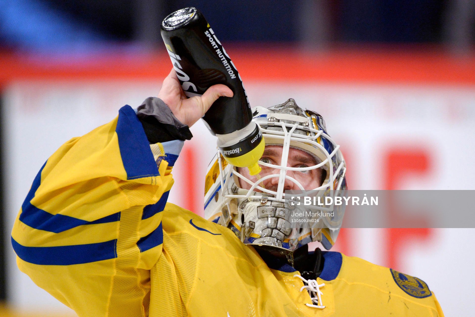 Sveriges Jhonas Enroth svalkar sig med vatten