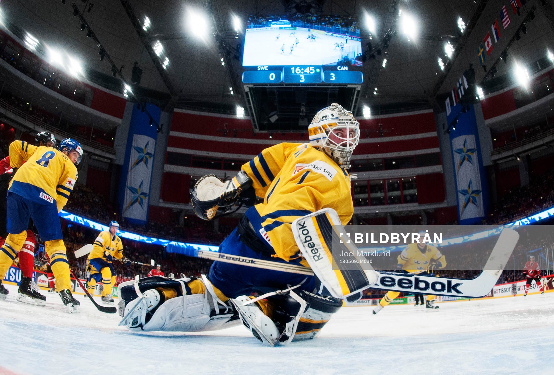 Sveriges målvakt Jhonas Enroth i matchen mellan Sverige