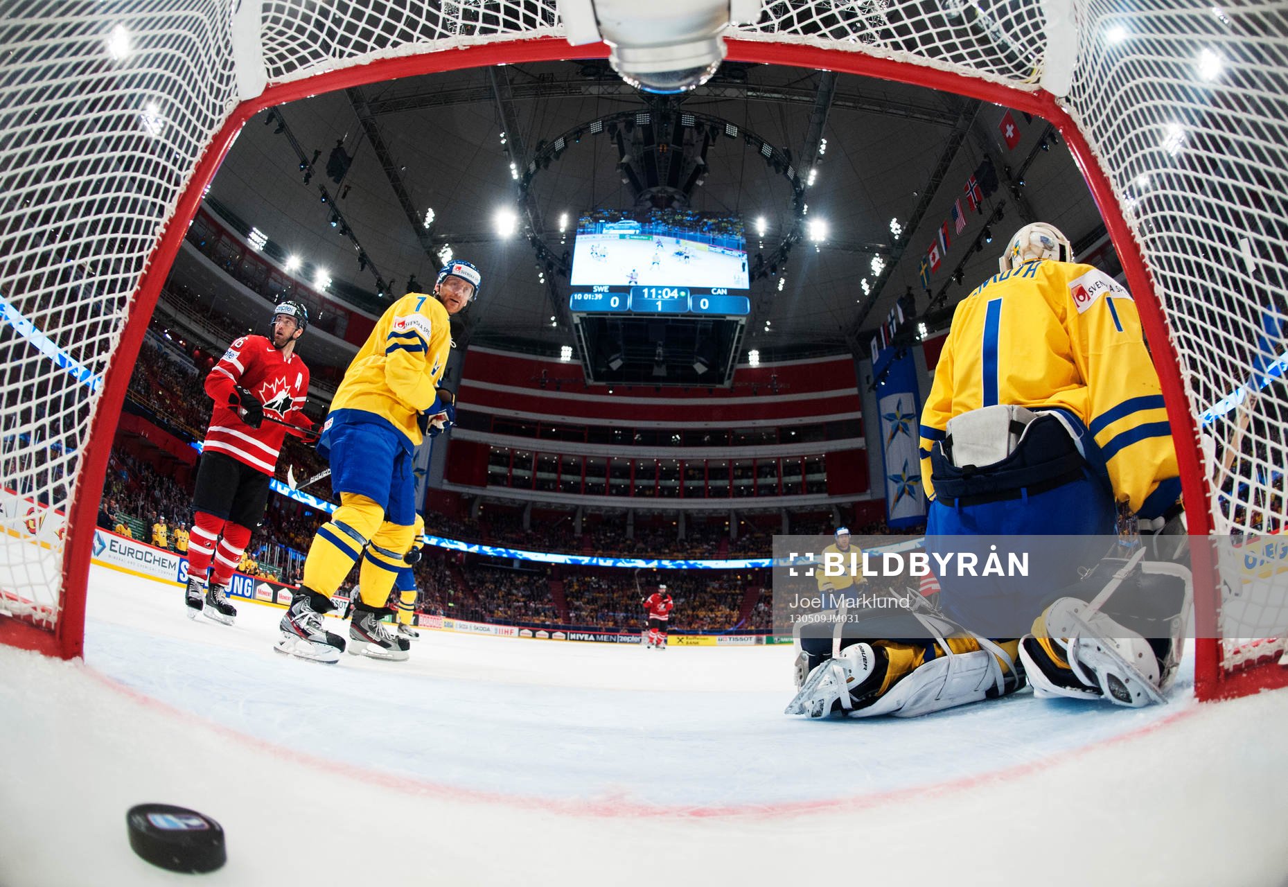 Sveriges Henrik Tallinder ser 0-1-pucken ligga i mål bakom