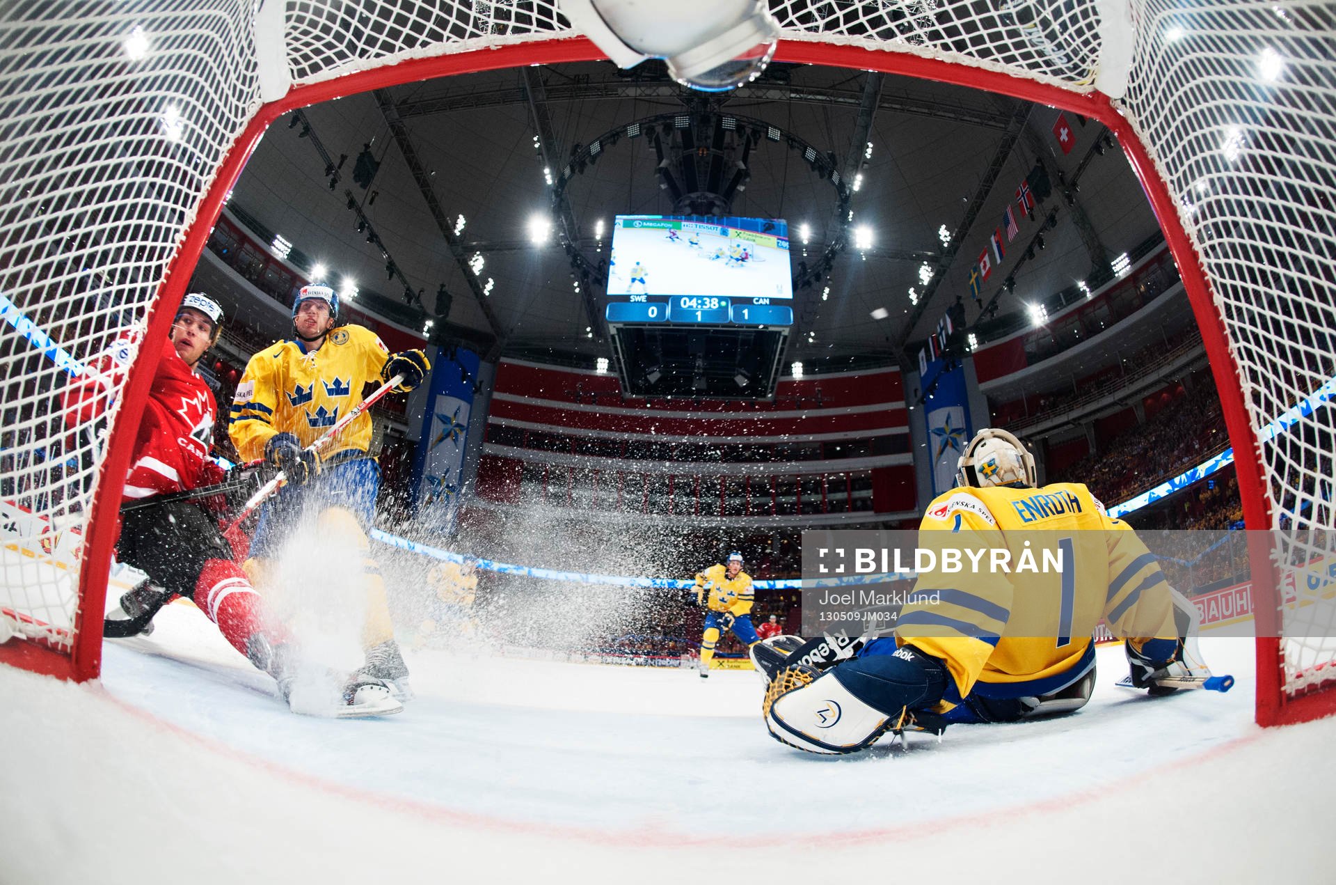Kanadas Taylor Hall och Sveriges Petter Granberg i matchen