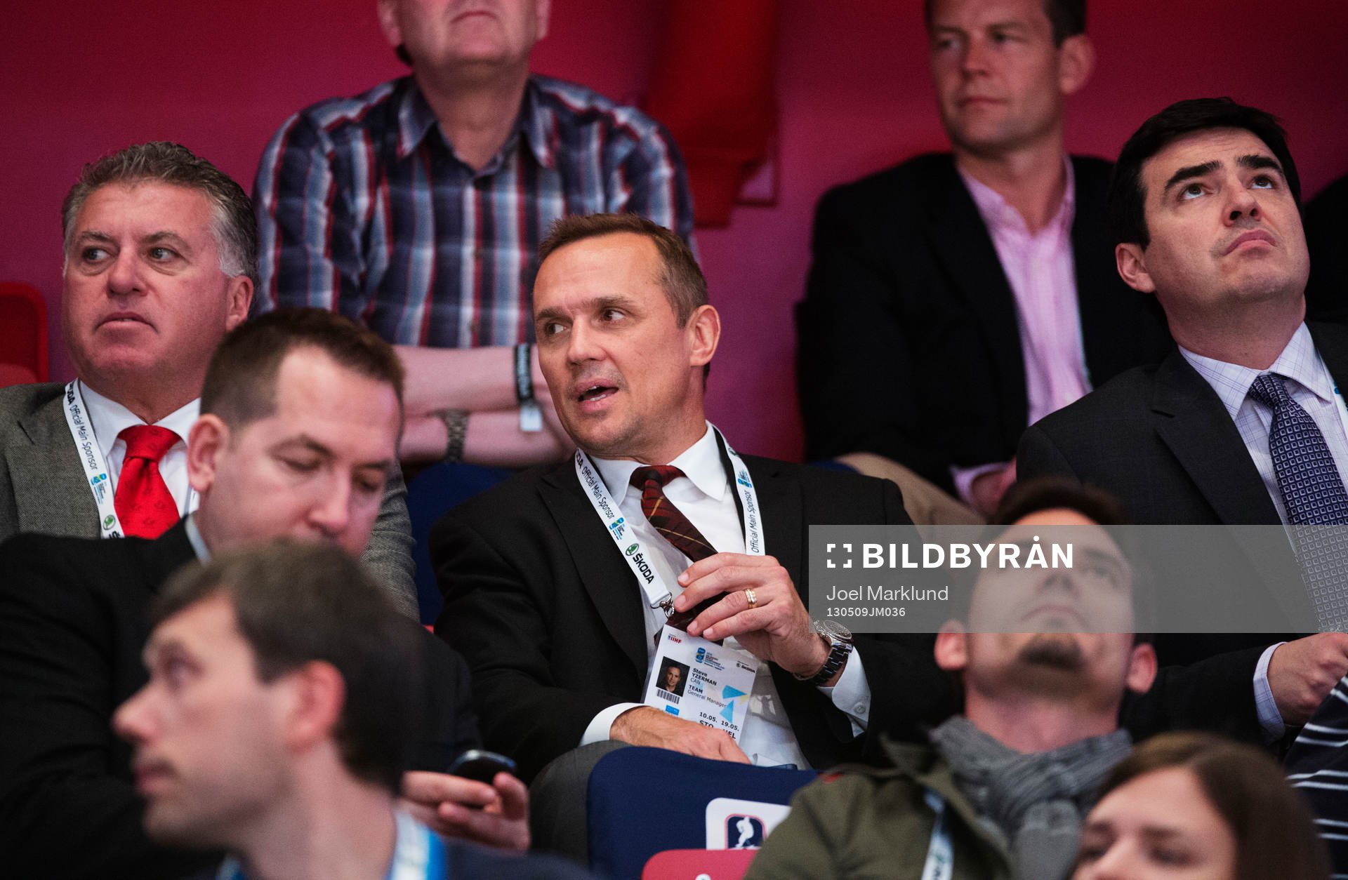 Kanadas Steve Yzerman ser matchen mellan Sverige och Kanada