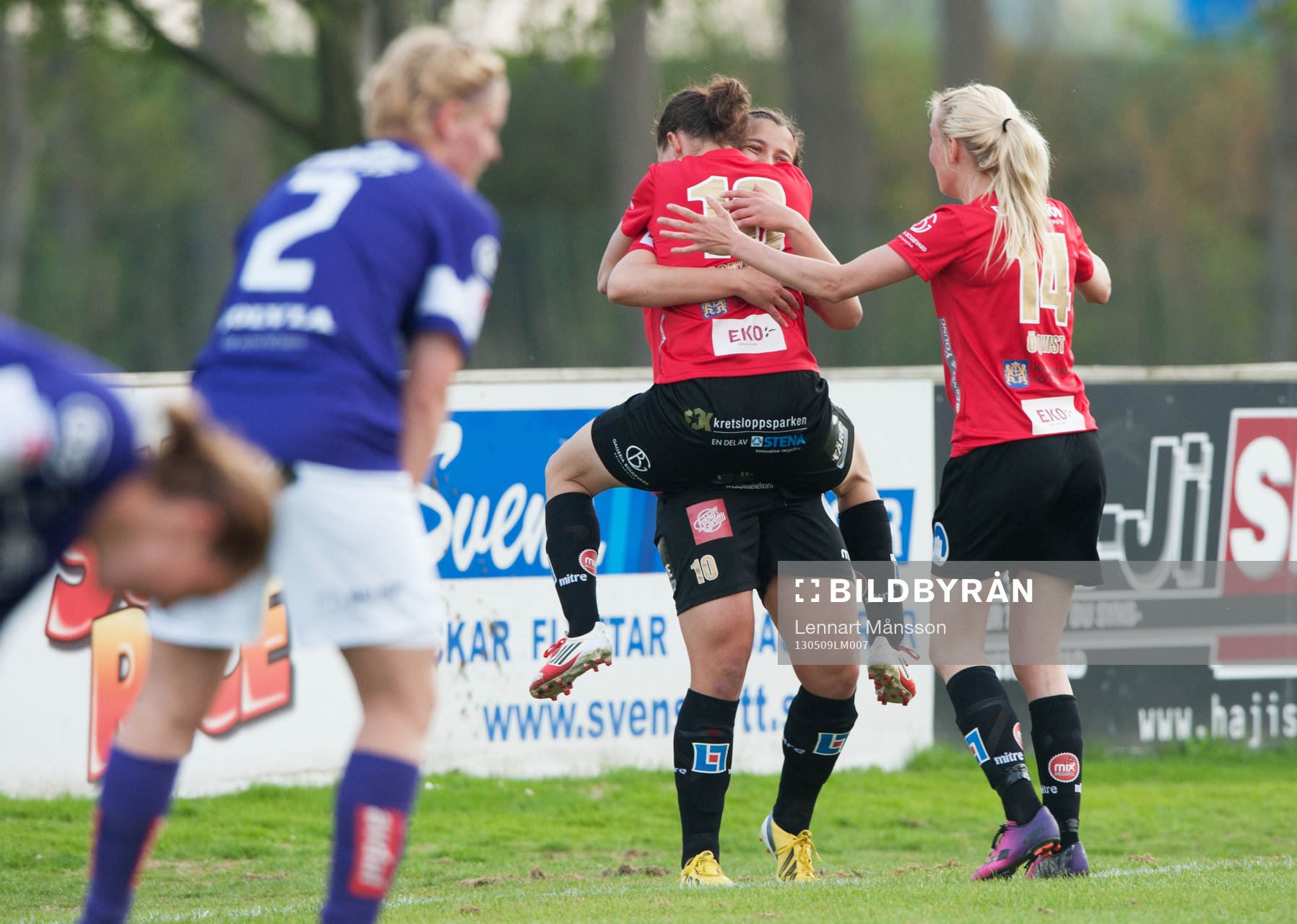 1-0 Johanna Rasmussen som grattas av passningsläggaren