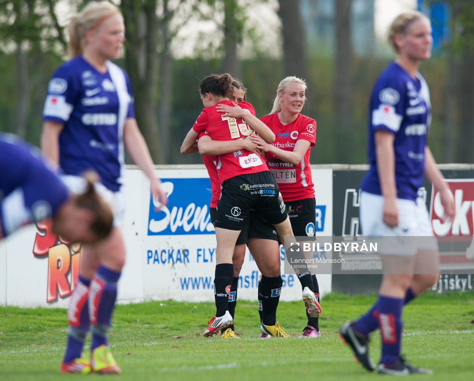 1-0 Johanna Rasmussen som grattas av passningsläggaren