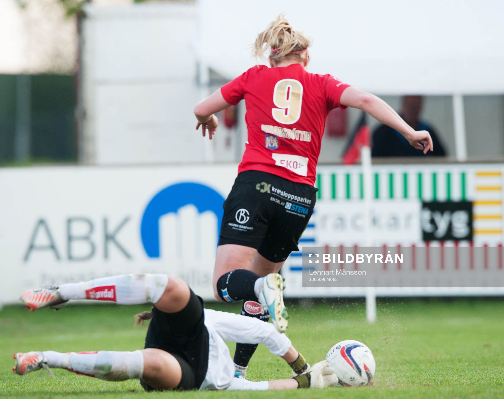 Fotboll, damallsvenskan, Kristianstad - Jitex: Margret Lara Vidarsdottir, Kristianstad, friläge mot Minna Meriluoto, målvakt, Jitex