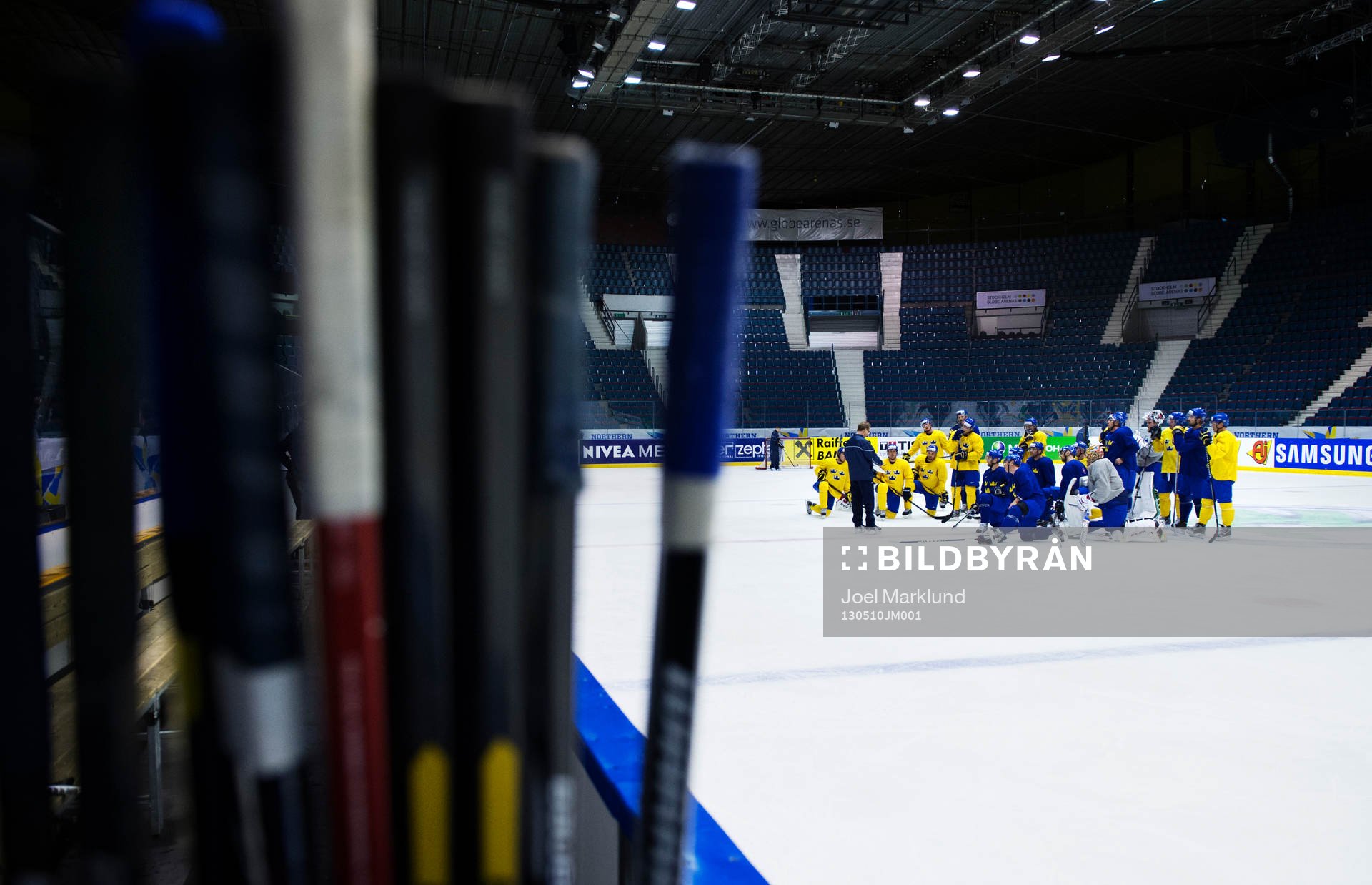 Förbundskapten Pär Mårts har samlat spelarna på isen