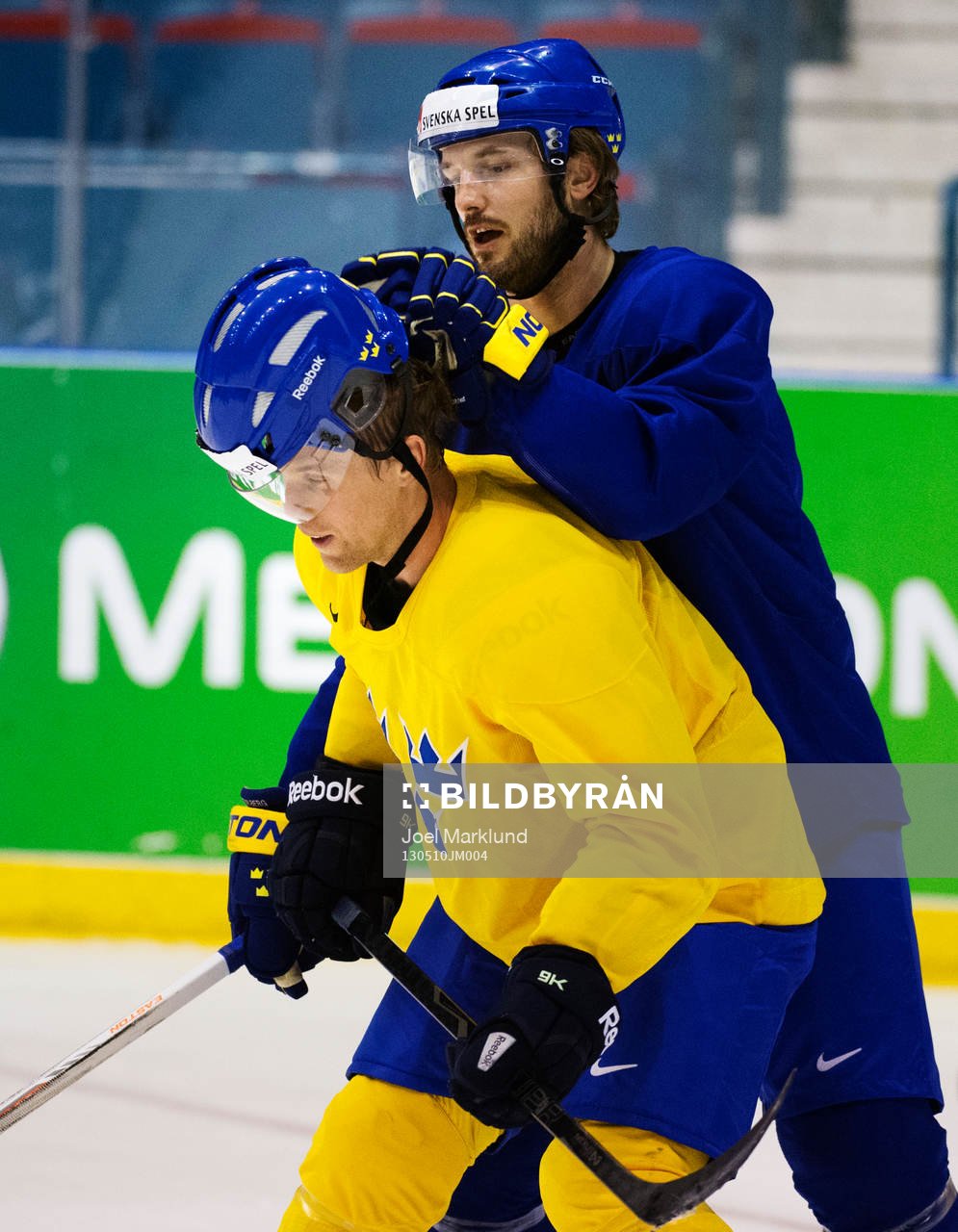 Niklas Persson (h) skojar med Martin Thörnberg (v) och