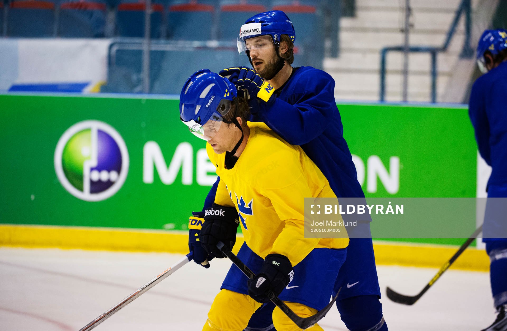 Niklas Persson (h) skojar med Martin Thörnberg (v) och