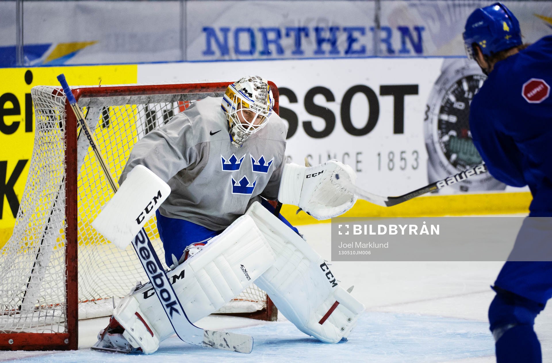 Målvakten Jhonas Enroth tränade med nya benskydd