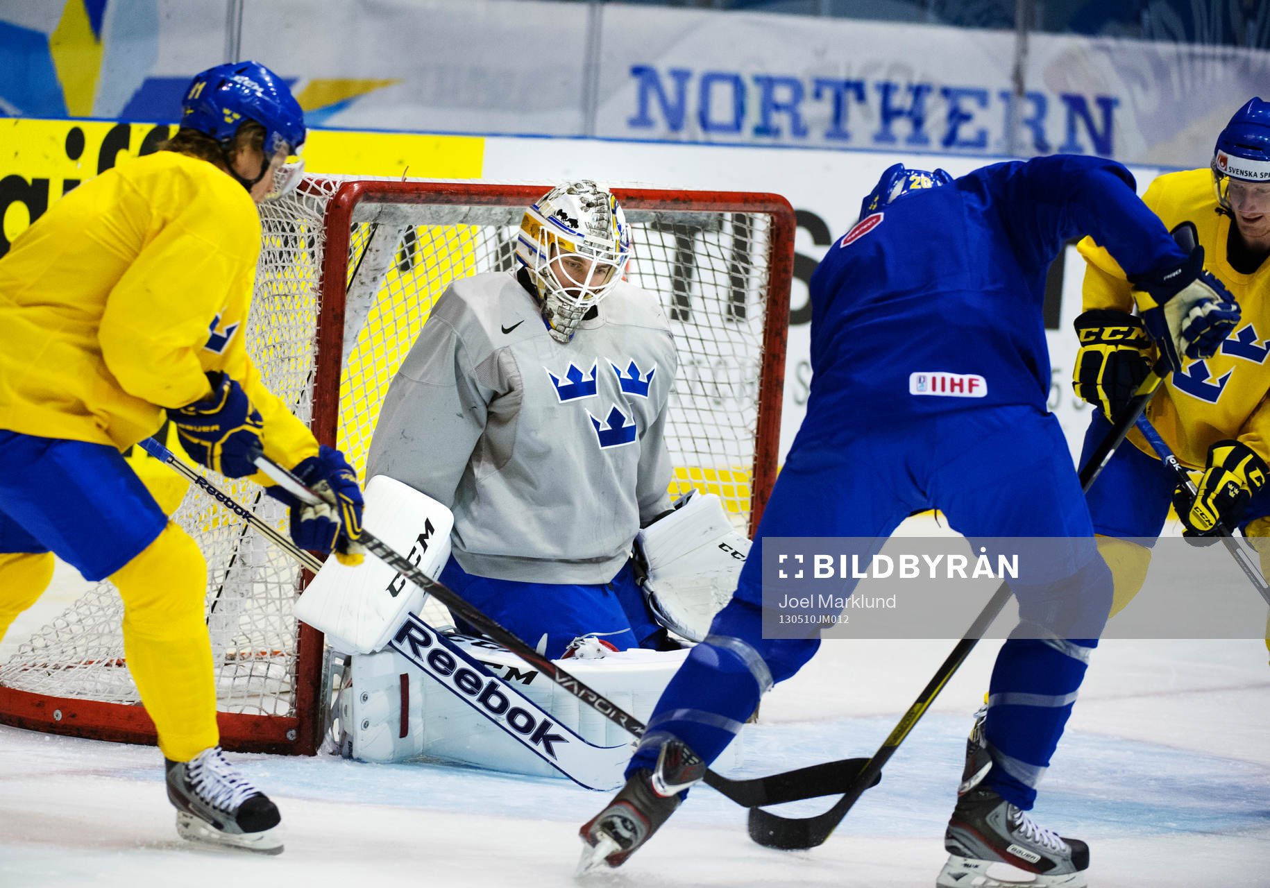 Målvakten Jhonas Enroth tränade med nya benskydd