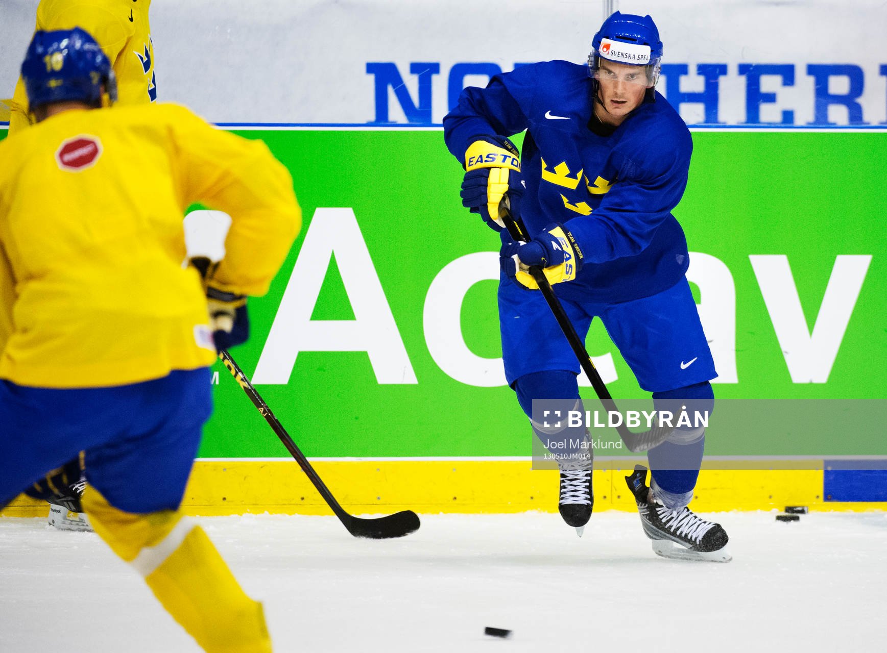 Loui Eriksson passar pucken