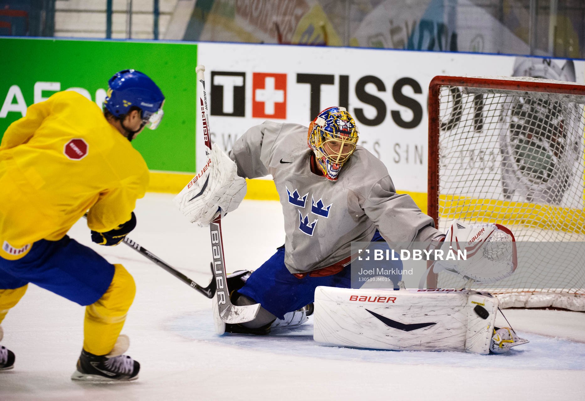 Målvakten Jacob Markström räddar ett skott från Nicklas