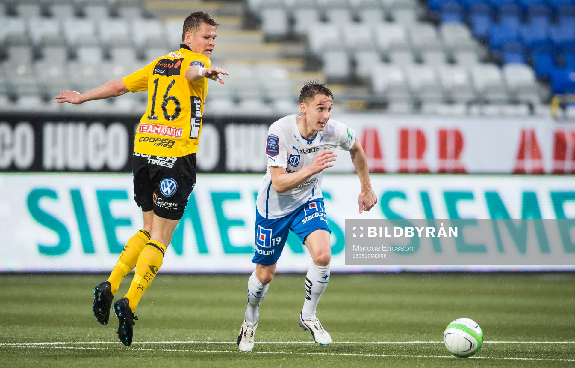 Siim Luts, IFK Norrköping springer förbi Viktor Claesson,