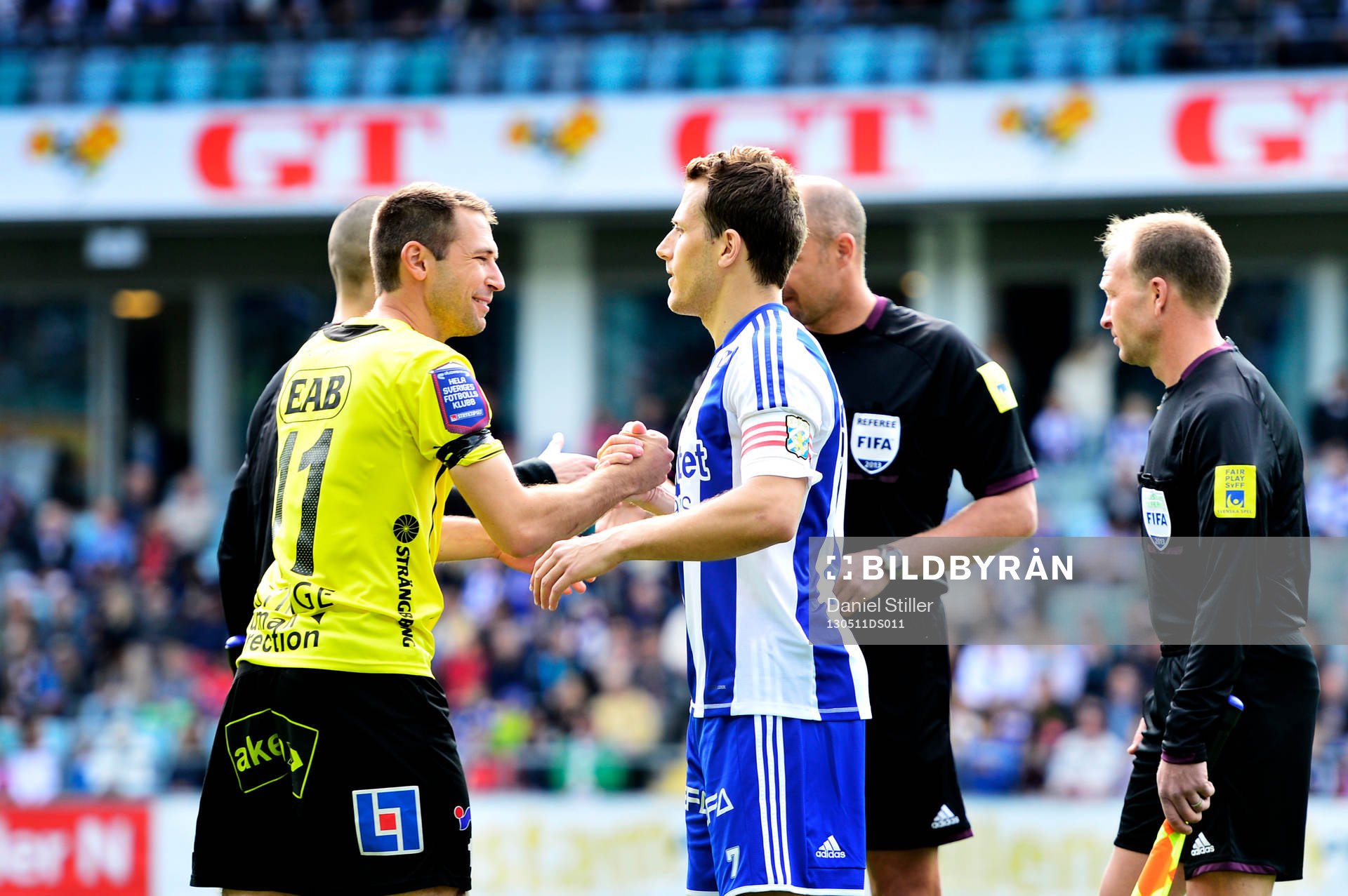 Stefan Selakovic, Halmstad skakar hand med Tobias Hysén,