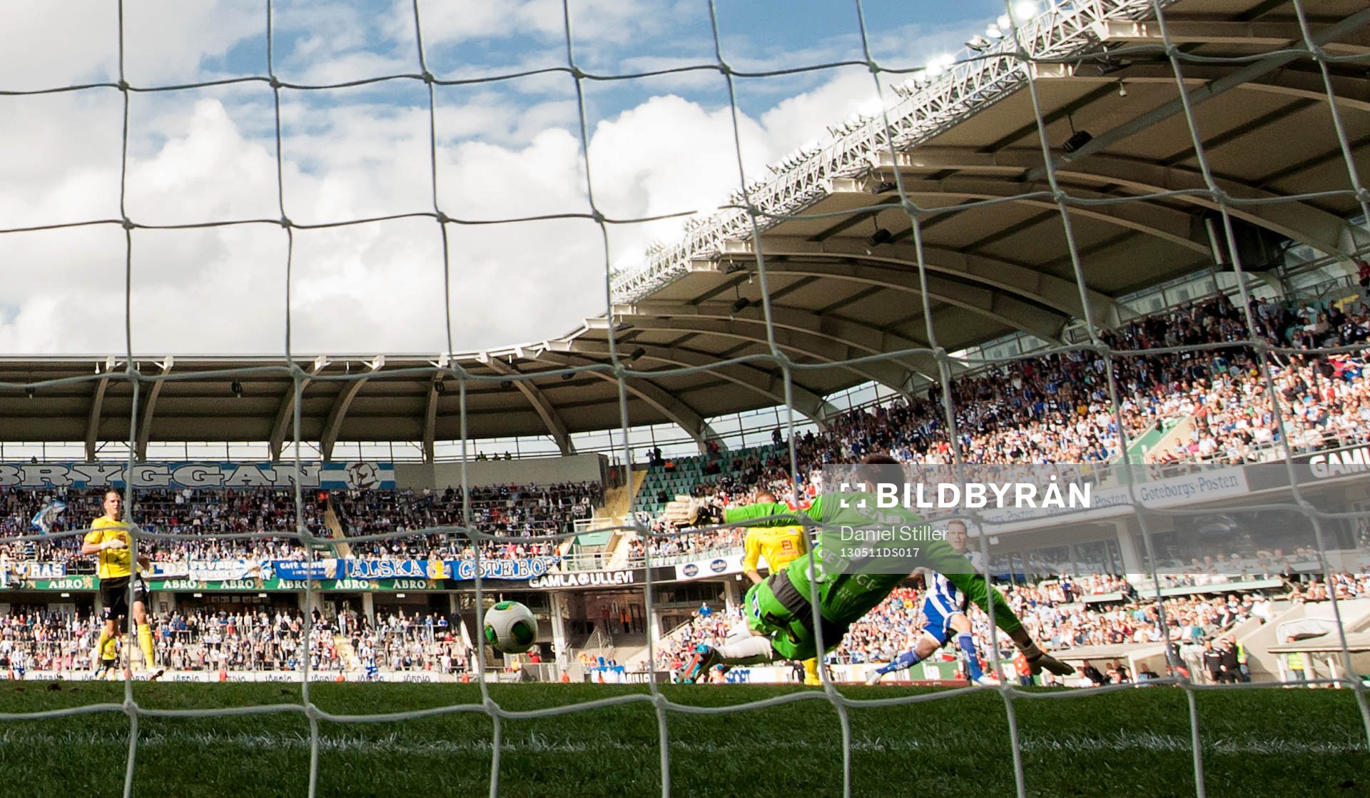 Fotboll, Allsvenskan, IFK Göteborg - Halmstad: Tobias Hysén, IFK Göteborg, gör 1-0 bakom Stojan Lukic, målvakt Halmstad.