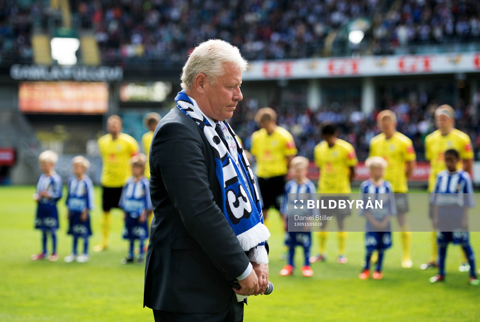 Fotboll, Allsvenskan, IFK Göteborg - Halmstad: Bertil Rignäs, ordförande i IFK Göteborg, håller en tyst minut för bortgångne Leif Nilsson