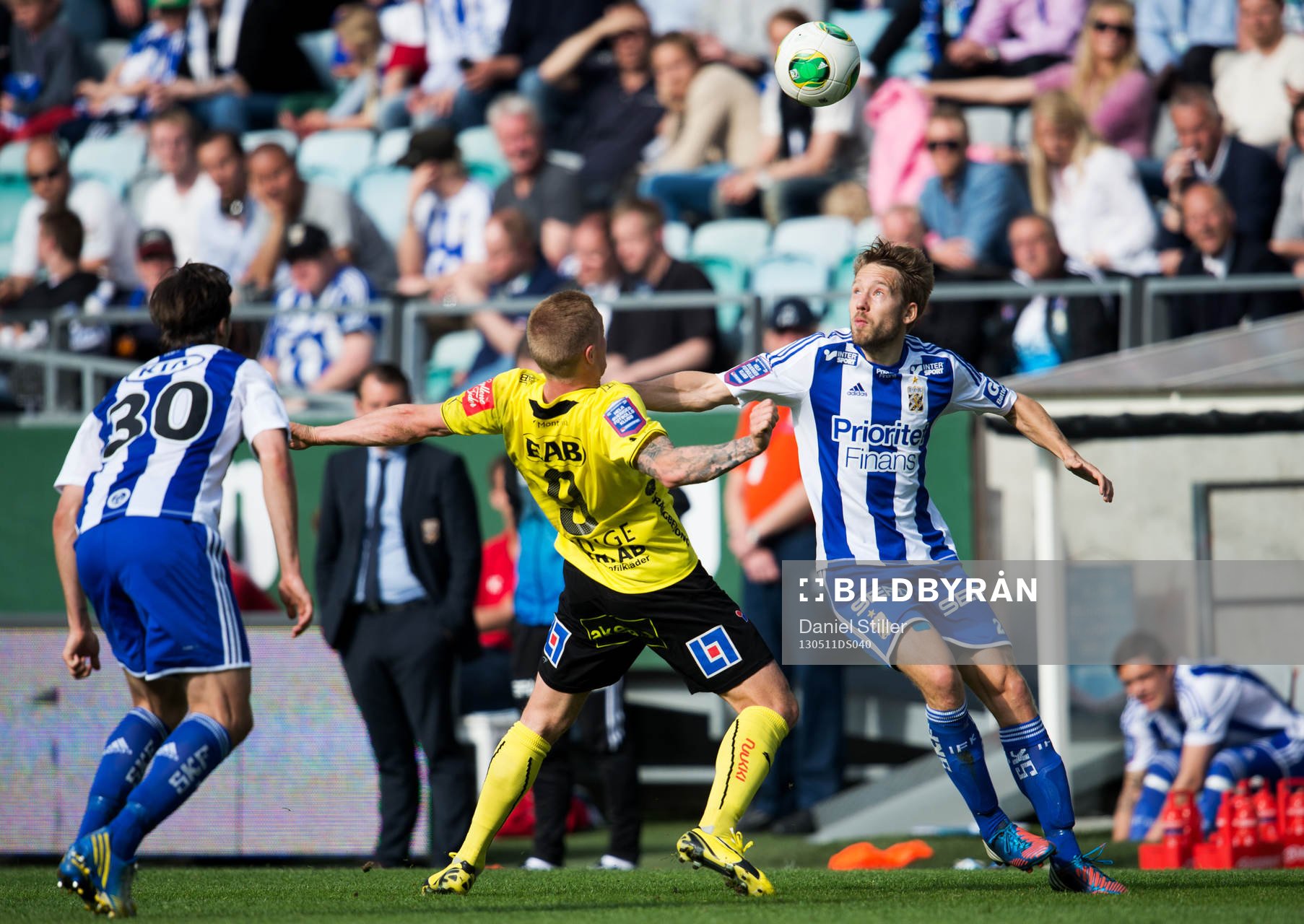 Adam Johansson, IFK Göteborg, trycker undan Gudjón