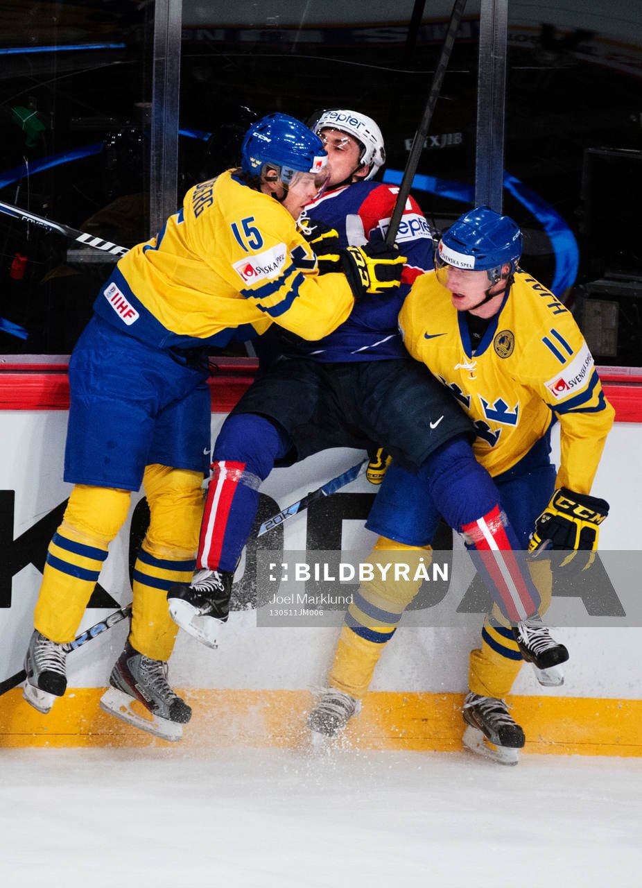 Sveriges Oscar Lindberg och Simon Hjalmarsson stoppar