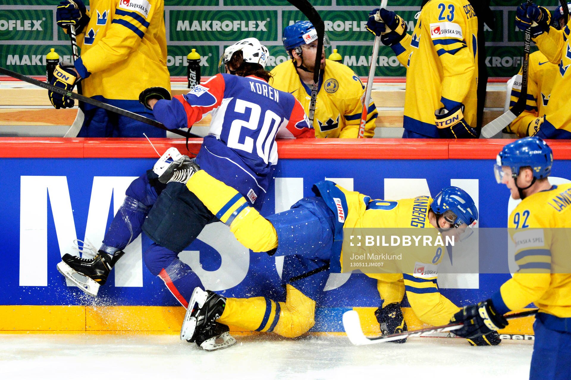 Sloveniens Gal Koren och Sveriges Petter Granberg tacklas i