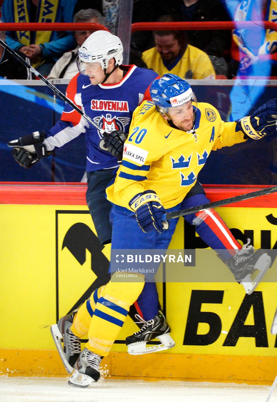 Sveriges Joel Lundqvist tacklar Sloveniens Bostjan Golicic