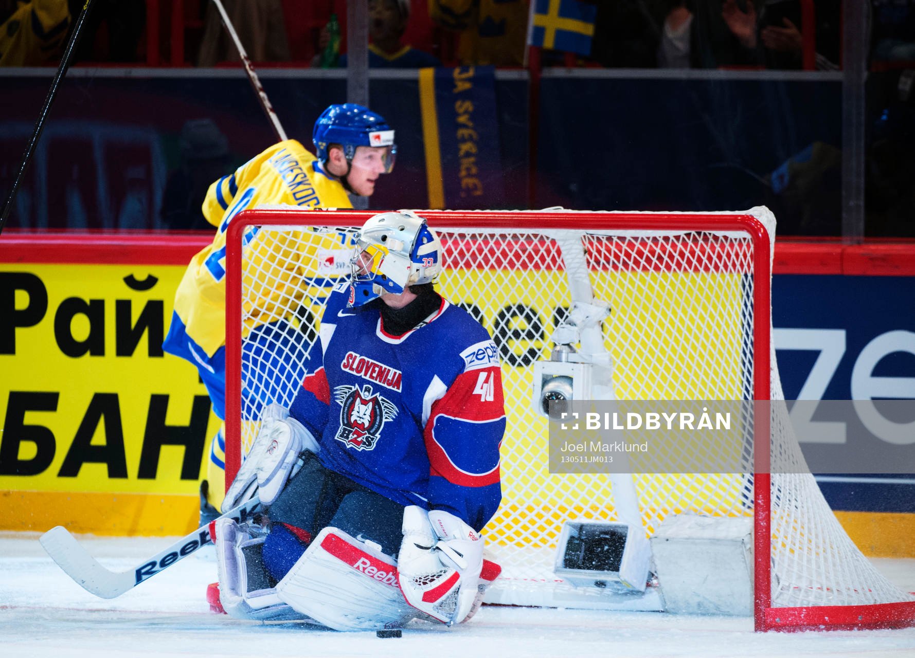 Sloveniens målvakt Luka Gracnar deppar