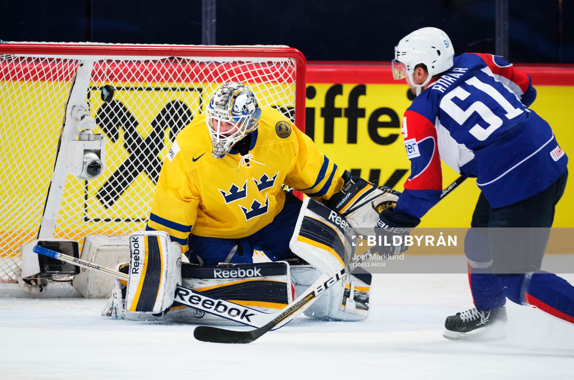 Sveriges målvakt Jhonas Enroth räddar ett friläge från