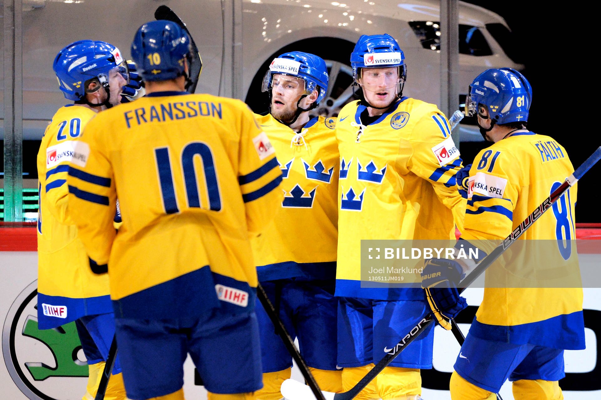 Sveriges Fredrik Pettersson (mitten) gratuleras till sitt
