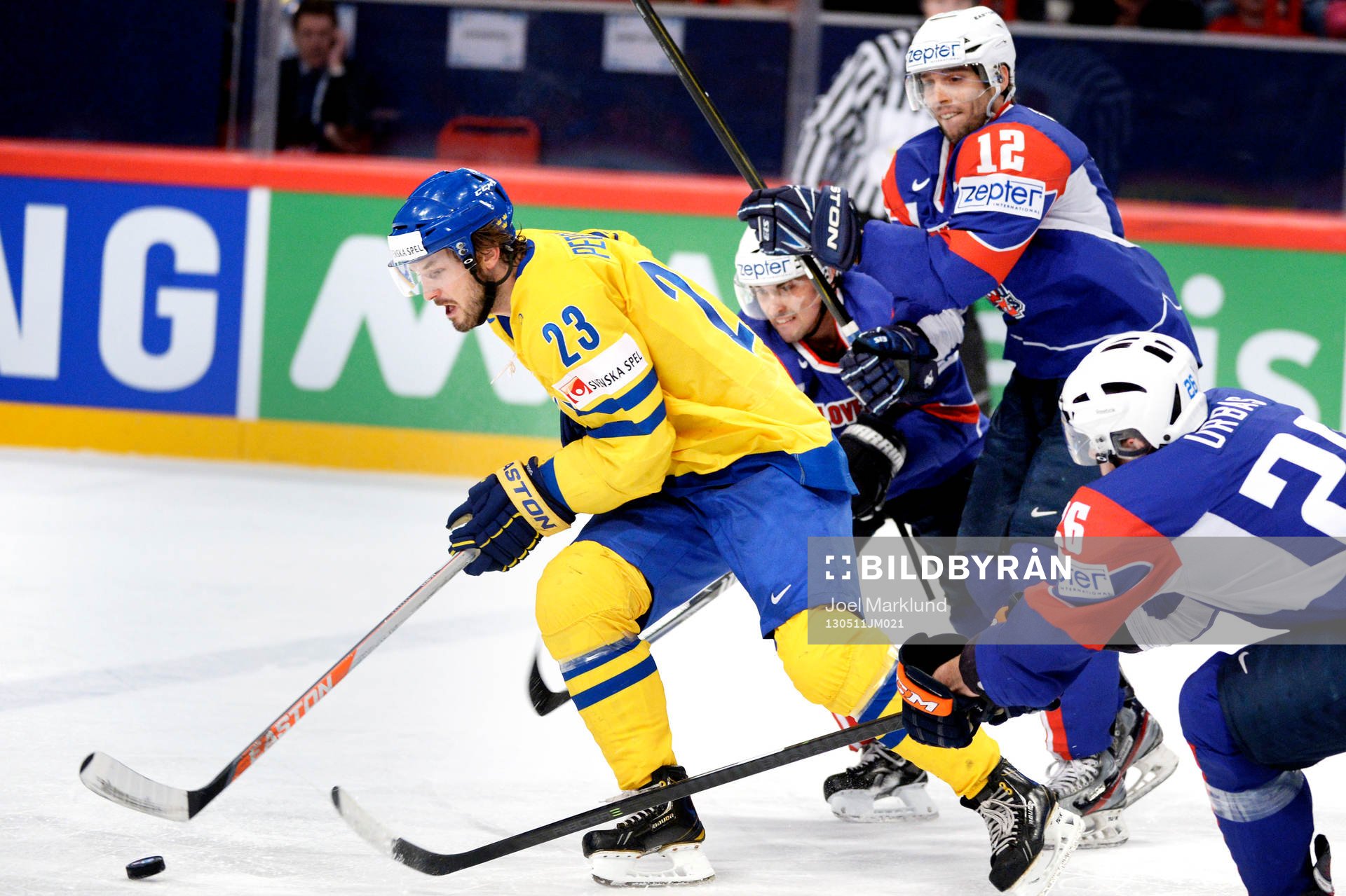 Sveriges Niklas Persson tar sig förbi Sloveniens Klemen
