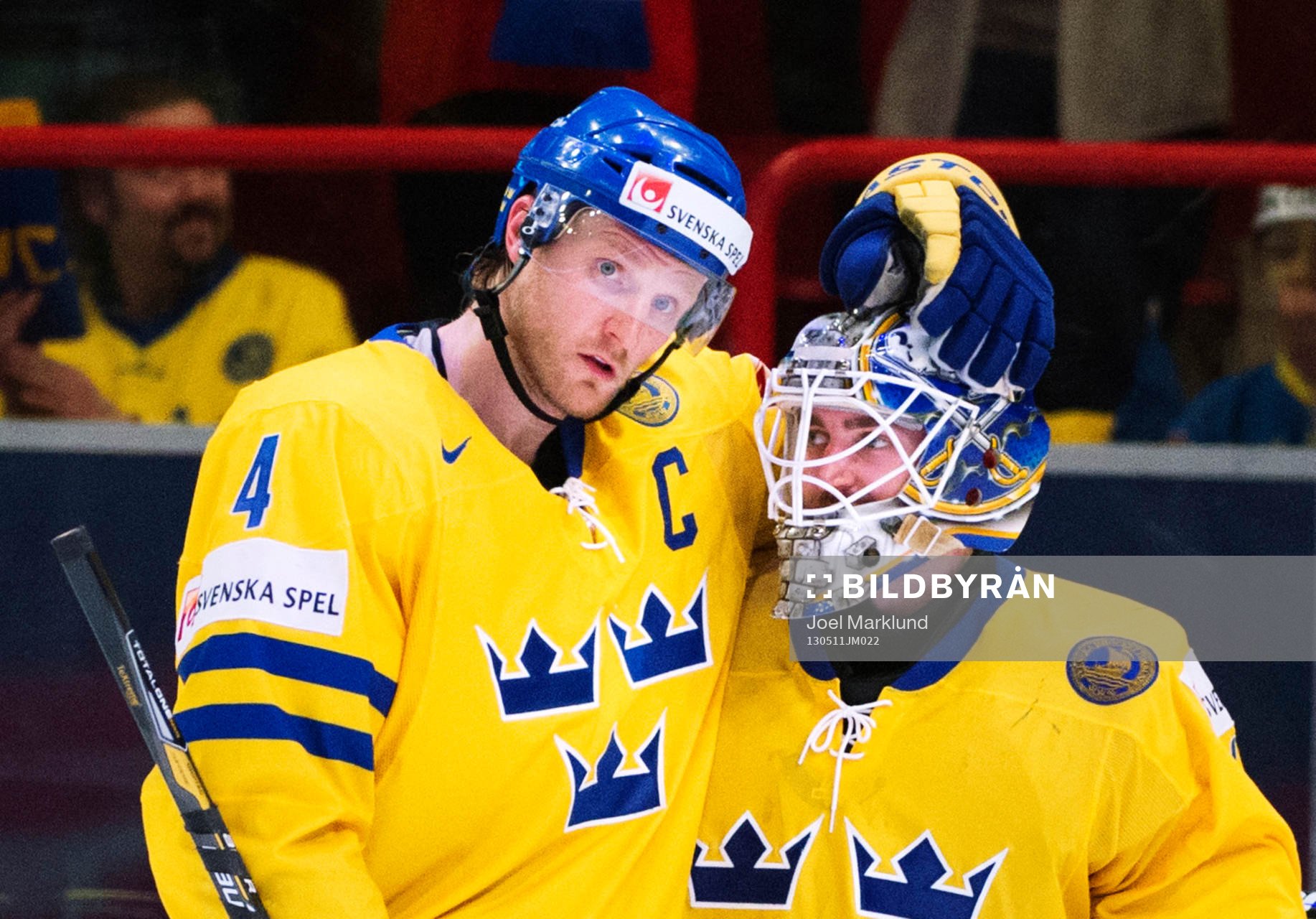 Sveriges Staffan Kronwall kramar om målvakten Jhonas Enroth