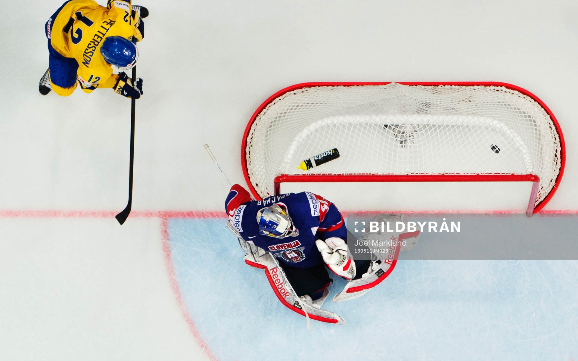 Sveriges Fredrik Pettersson skjuter in 2-0 bakom Sloveniens