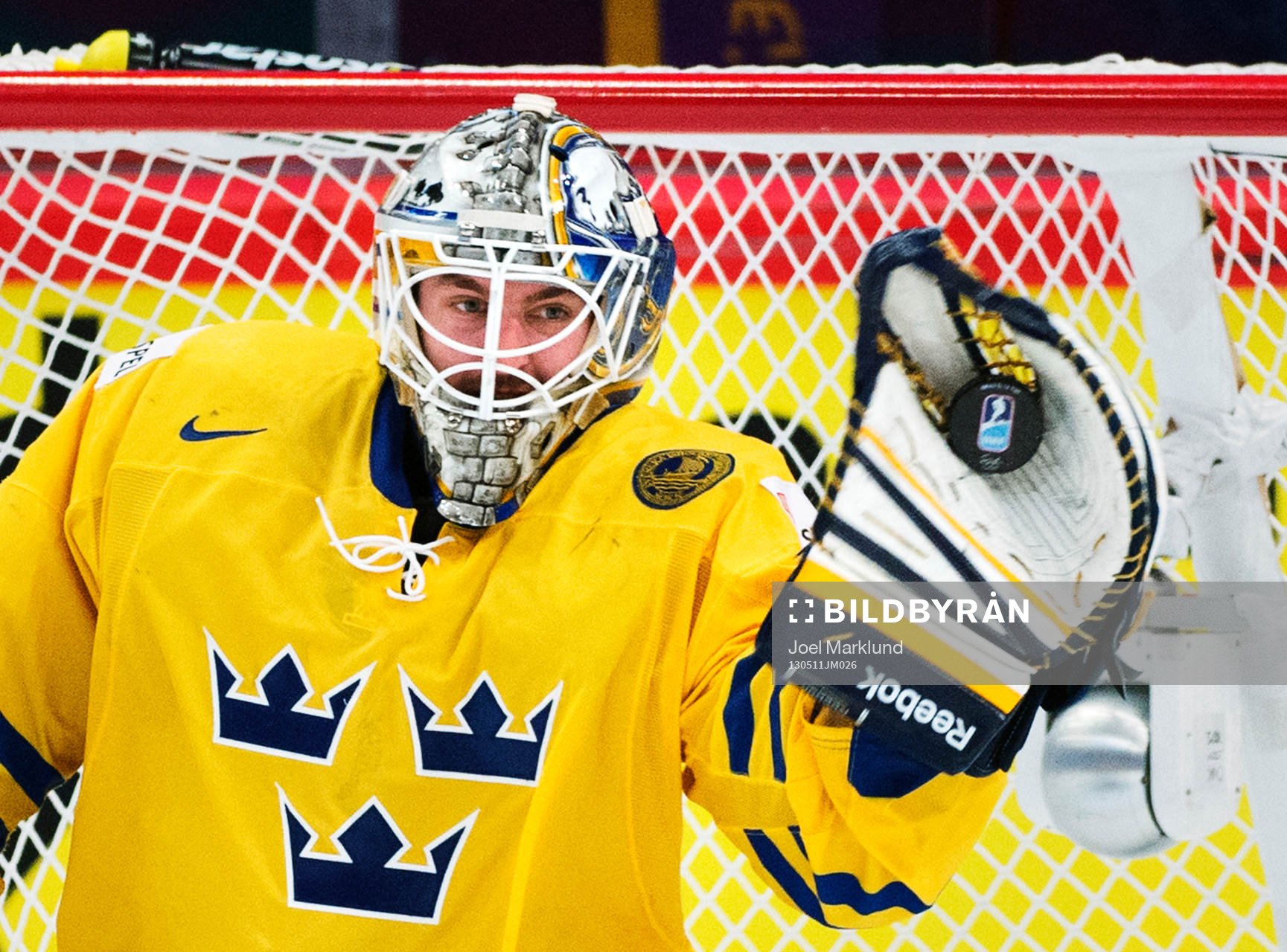 Sveriges målvakt Jhonas Enroth räddar pucken i plocken i