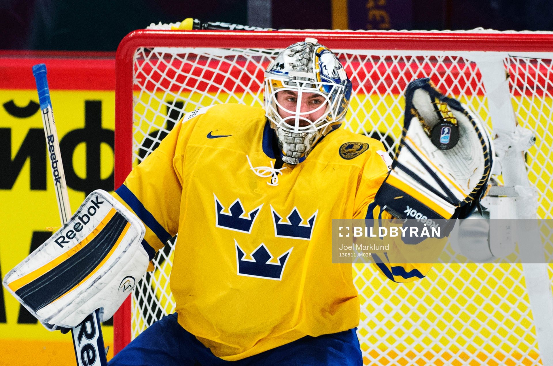 Sveriges målvakt Jhonas Enroth räddar pucken i plocken i