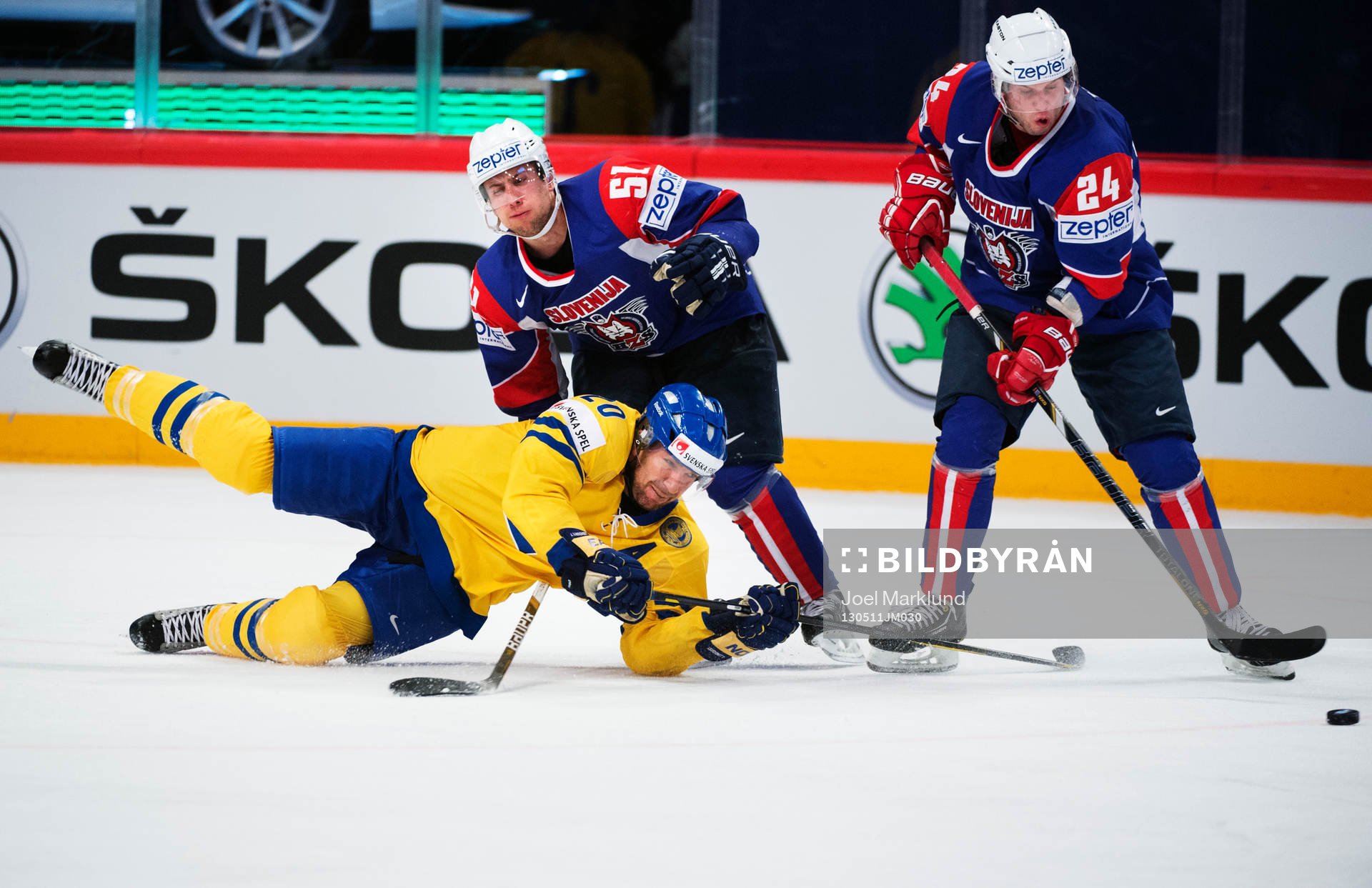 Sveriges Joel Lundqvist faller i kamp om pucken med