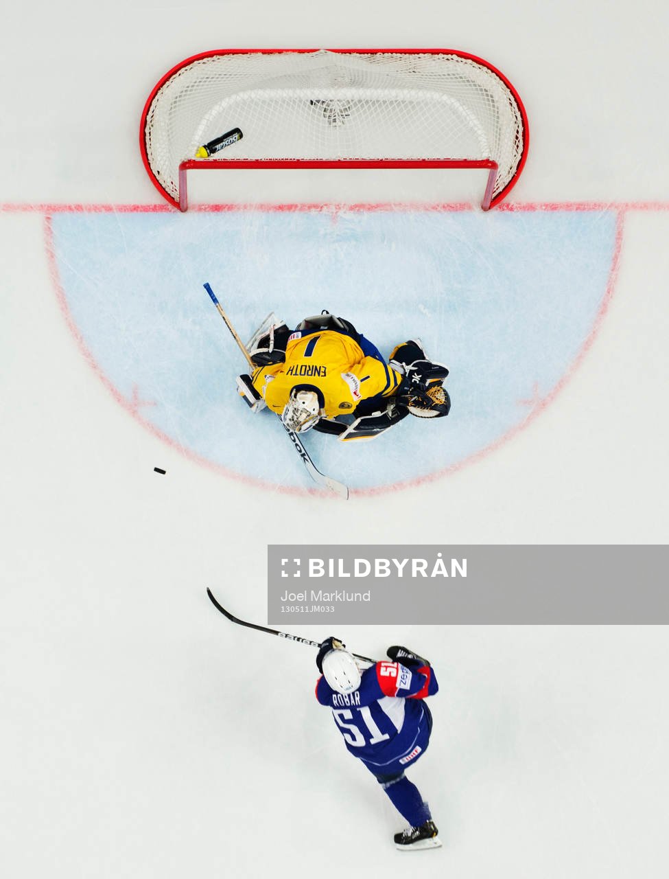 Sveriges målvakt Jhonas Enroth räddar ett friläge från
