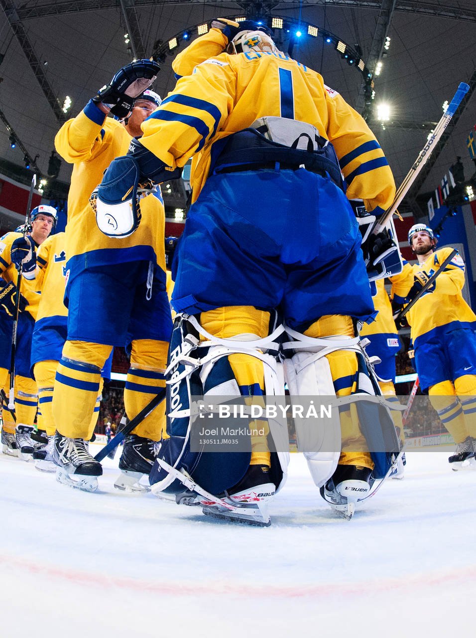 Sveriges målvakt Jhonas Enroth kramas om av sina