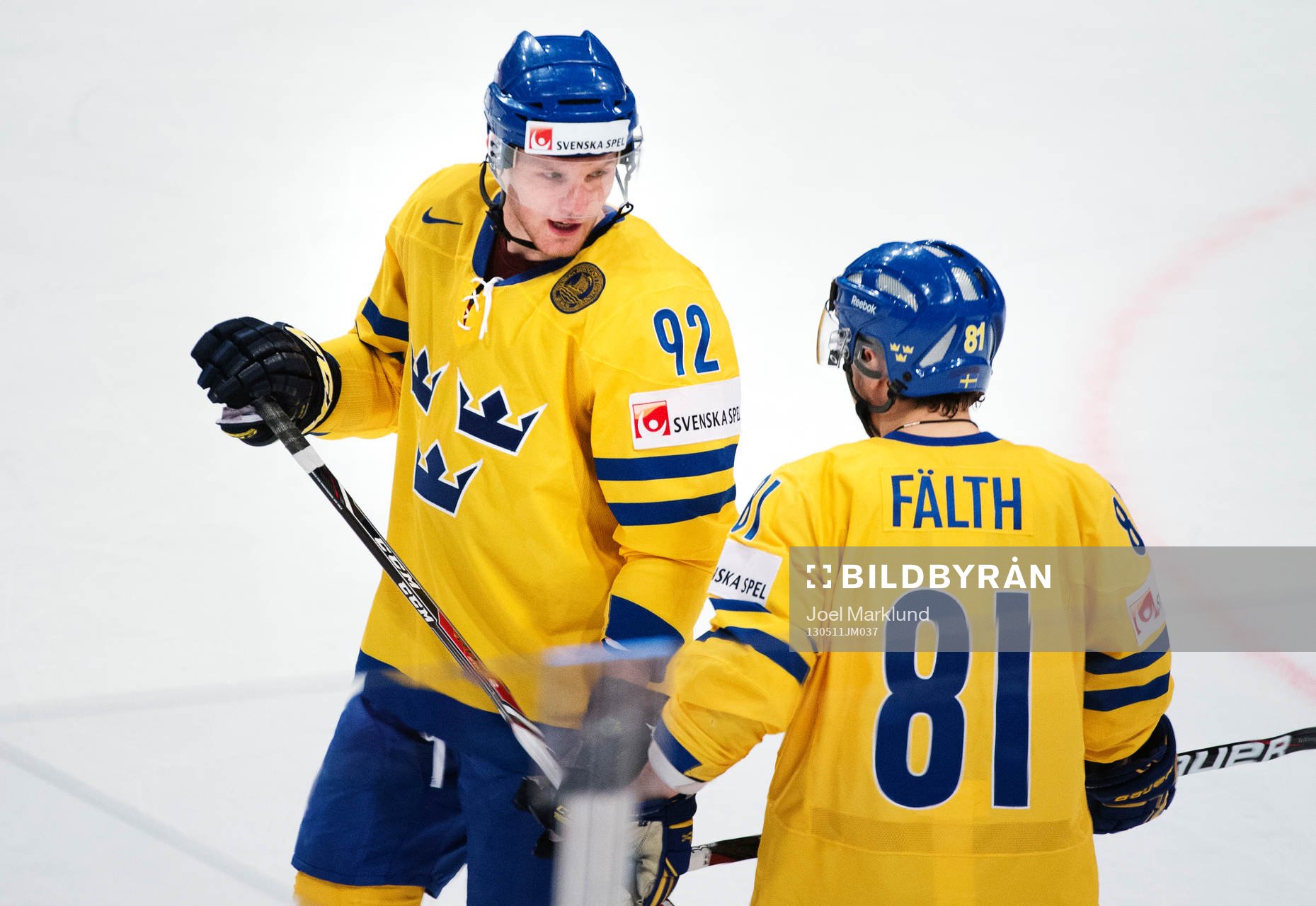 Sveriges Gabriel Landeskog pratar med Elias Fälth i
