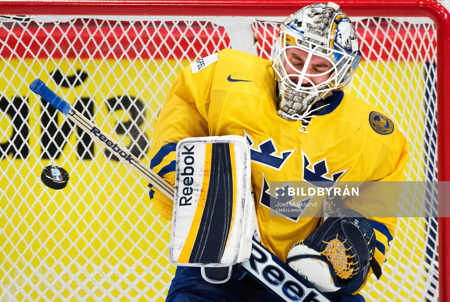 Sveriges målvakt Jhonas Enroth räddar ett skott i matchen