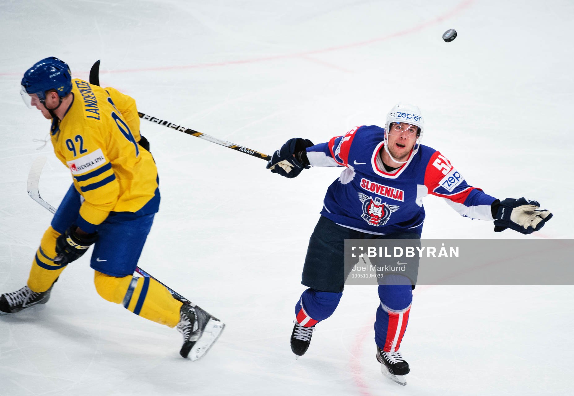Sveriges Gabriel Landeskog och Sloveniens Mitja Robar i
