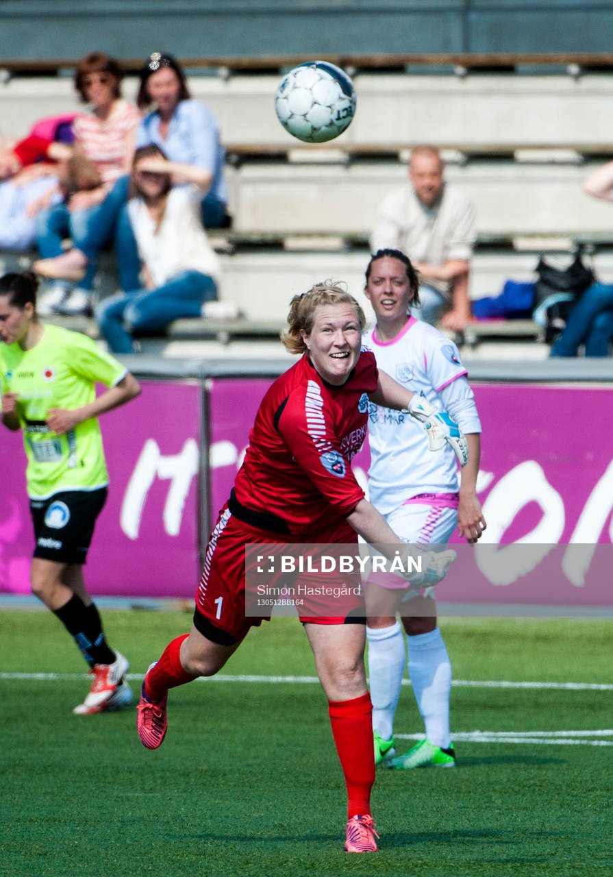 Thóra Helgadottir, målvakt, Ldb Malmö, kastar ut bollen