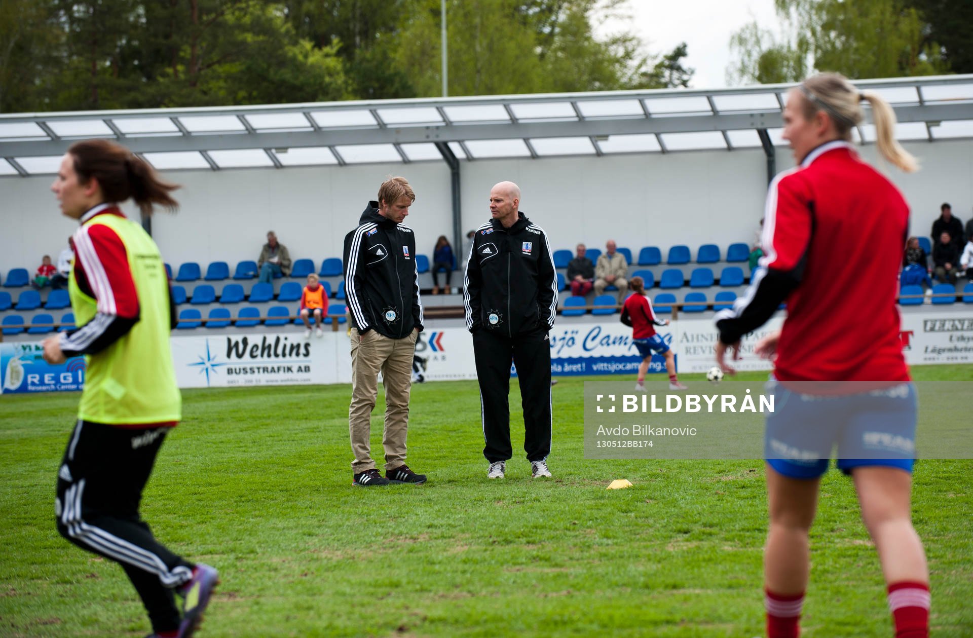 Fotboll, Dam, Damallsvenskan, Vittsjö - Kopparbergs/Göteborg: Simon Sjöfors och Thomas Mårtensson, tränare, på uppvärmning,  Vittsjö