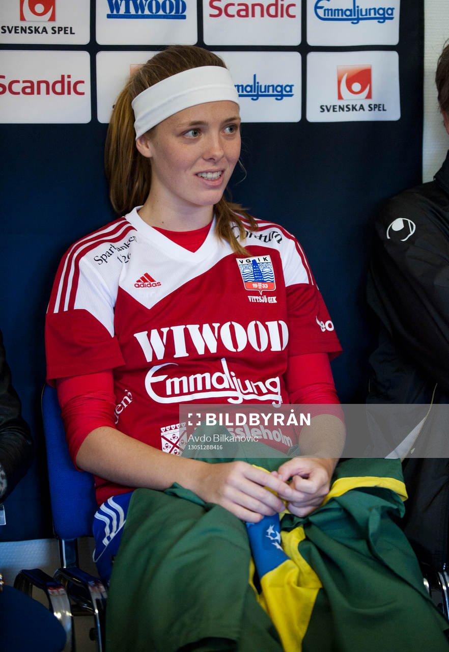 Fotboll, Dam, Damallsvenskan, Vittsjö - Kopparbergs/Göteborg: Ketlen Wiggers, med Brasilians flagga i knäna, Vittsjö