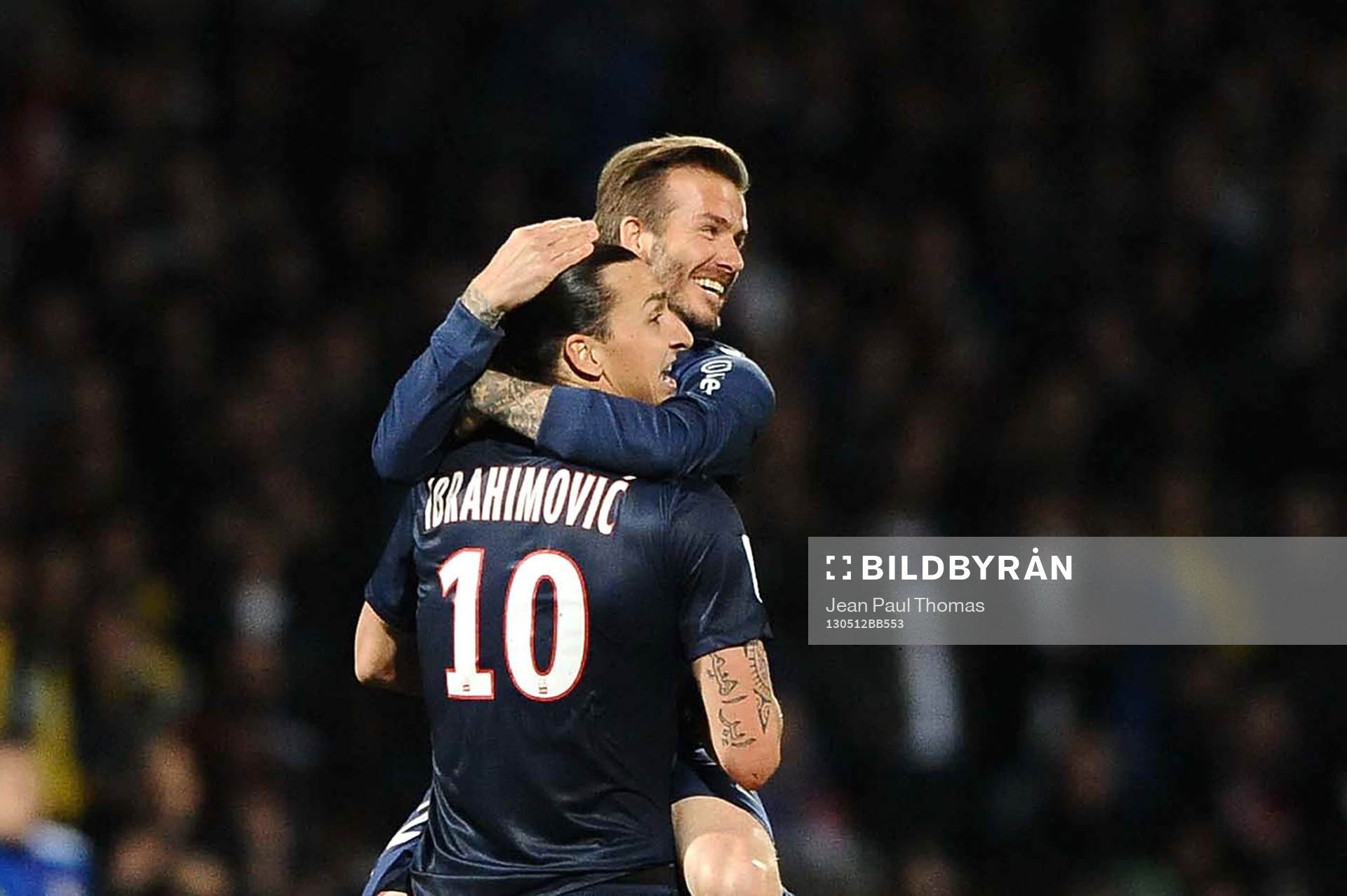  Fotboll, Franska ligan, Lyon - PSG: David Beckham kramar om Zlatan Ibrahimovic när Paris Saint Germain vinner det franska ligaguldet 2013.