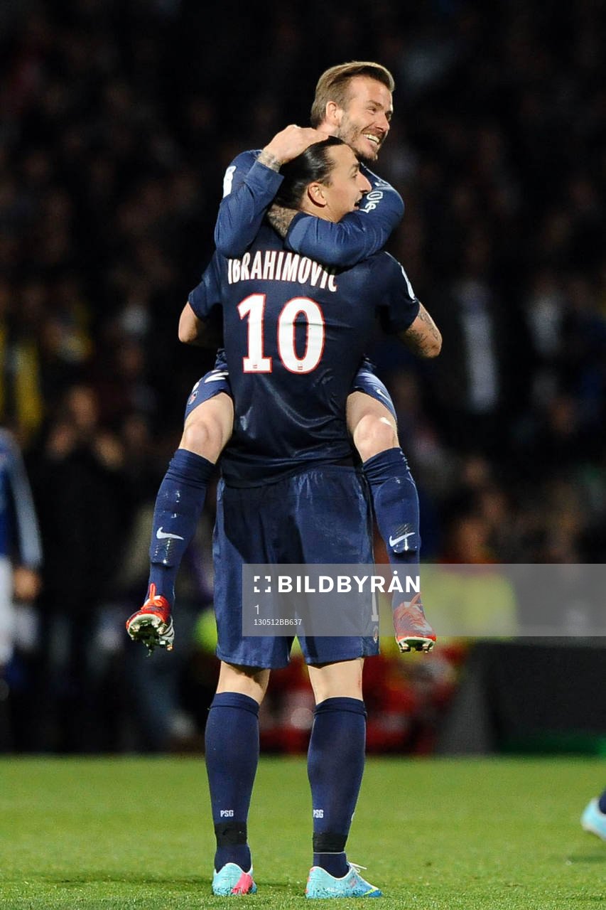  Fotboll, Franska ligan, Lyon - PSG: David Beckham kramar om Zlatan Ibrahimovic när Paris Saint Germain vinner det franska ligaguldet 2013.