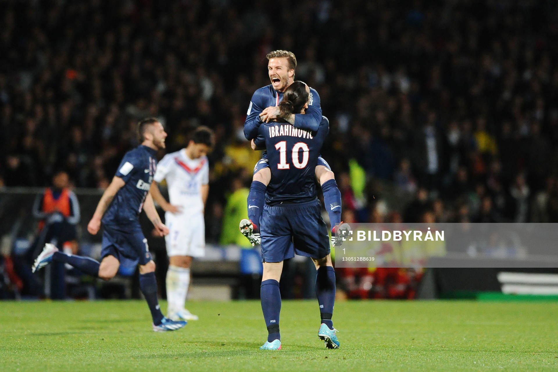  Fotboll, Franska ligan, Lyon - PSG: David Beckham kramar om Zlatan Ibrahimovic när Paris Saint Germain vinner det franska ligaguldet 2013.