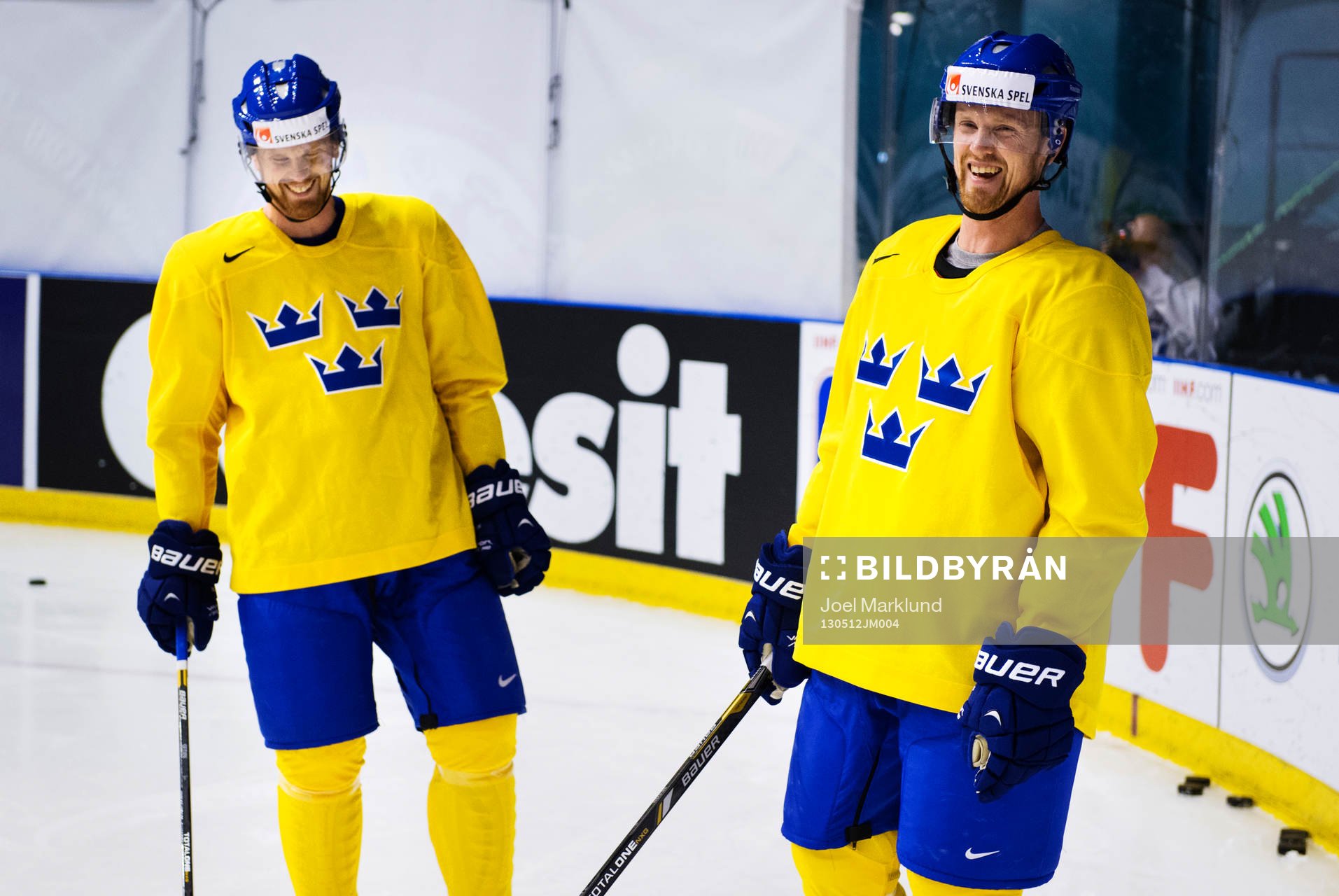 Daniel Sedin och Henrik Sedin skrattar ihop på Sveriges